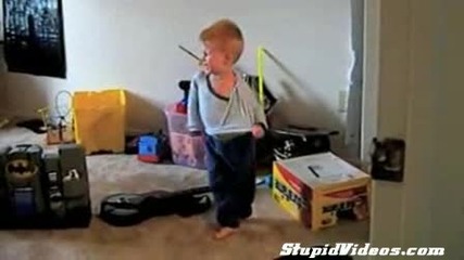 Смях! Дете не може да си сложи блузата както трябва