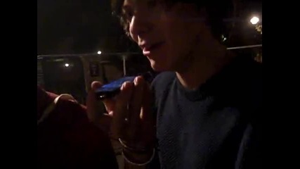 One Direction - Хари Стайлс отново в действие! Той и Ед говорят по телефона с фенка