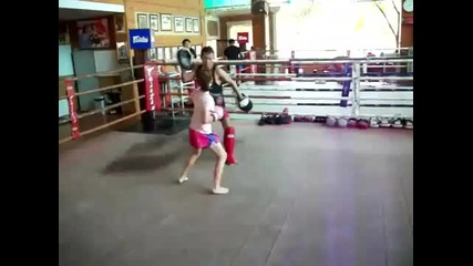 Малко момиченце, тай боксьор