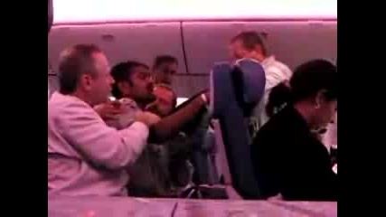 Човек се побърква от страх в самолет!