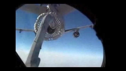Зареждане с гориво на самолет на 6000 метра 