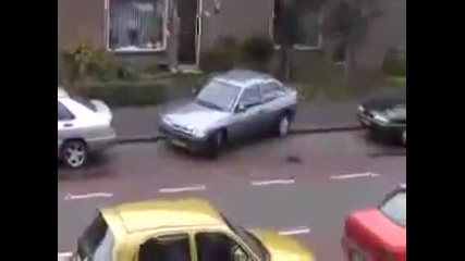 Блондинка не може да паркира(много смях)