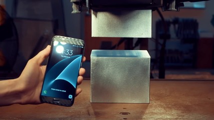 Смачкване на Samsung Galaxy S7 с 400-тонна хидравлична преса