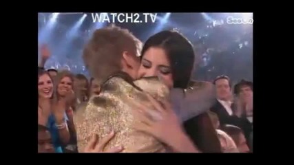 Justin Bieber & Selena Gomez се целуват в Билборд награди!