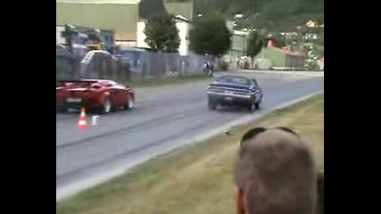 1970 Dodge Challenger Hemi Vs. Тъпа Кола