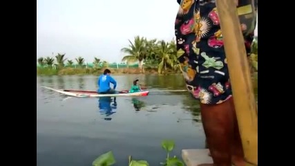 Ръчно направена бърза моторна лодка в Тайланд