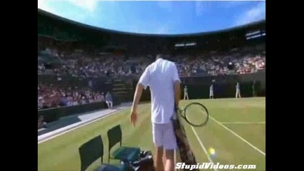 Тенисист пада без да иска върху момиче