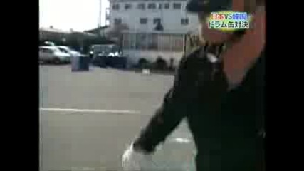Lovki Japonski Rabotnici Igrajat Bouling S Vareli