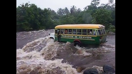 Неуспешен опит за пресичане на пълноводна река с автобус !