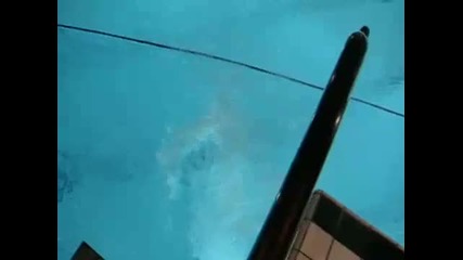 Двоен Backflip В Басейн