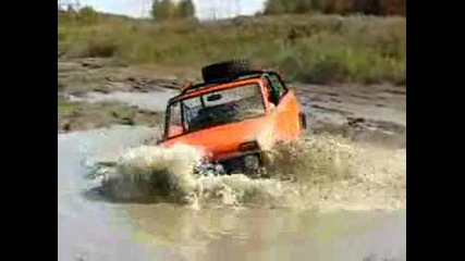 Lada Niva Vs Dodge 1500.