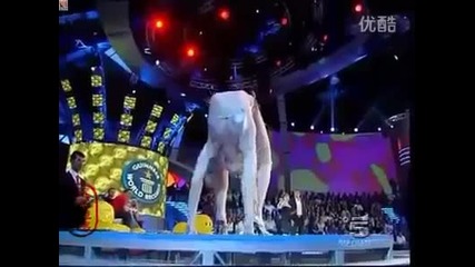 Руса гимнастичка пука балони с гърба си в поза!