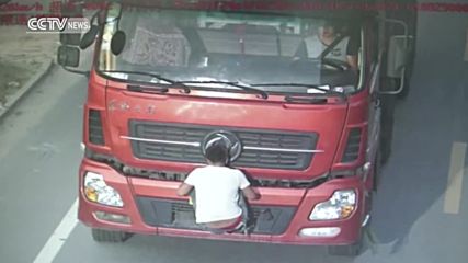 Китаец измисли как да скрие регистрационен номер на камион от видео камерите