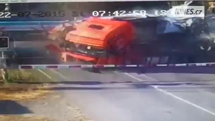 Шофьор оцеля по чудо след адски сблъсък с влак!