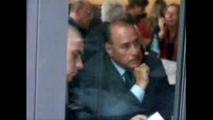 Berlusconi си яде сополите Хаха