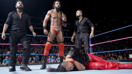 Jinder Mahal executes a sneak attack on Shinsuke Nakamura: SmackDown LIVE, Oct. 3, 2017