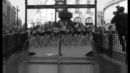 *смях* Beyonce 100 Single Ladies Flash - Dance Piccadilly Circus,  London for Trident Unwrapped