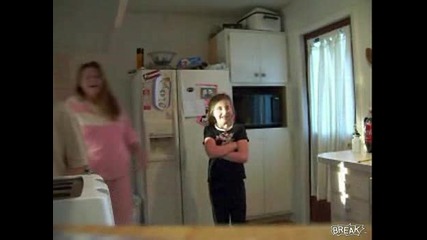 Татко Плаши Децата си с Фалшив Нож В Ръката