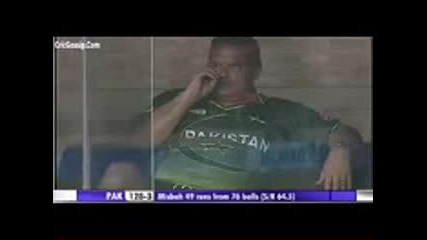 Funny Umar Gul Making Fun With Pakistani Coach Dav Whatmore