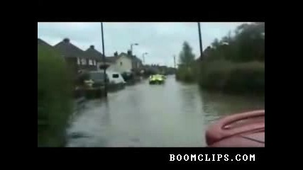Англииски полицаи бутат патрулка закъсала във вода 