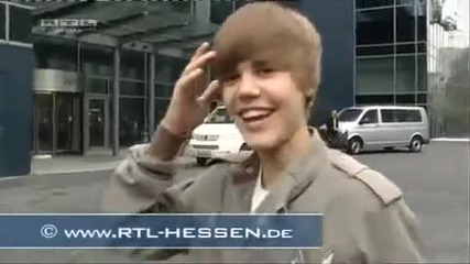 Justin Bieber си удря главата в вратата! 