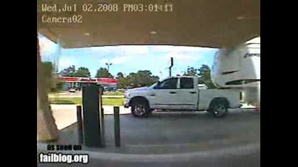 Човек отнася бензиностанция с караваната си !!!