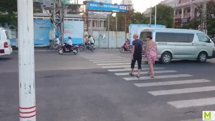 Трябва да си камикадзе, за да минеш на пешеходна във Виетнам!