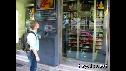 Пич си взема сок от голяма машина