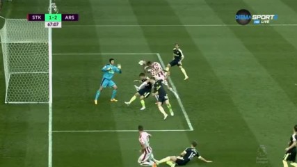 Стоук вкара гол с ръка срещу Арсенал