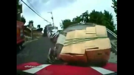 Пренатоварен мотопедист не може да се изкачи