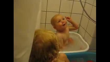 Бебешко шоу в банята