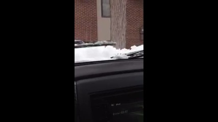 Мъж се забавлява докато чисти колата от сняг