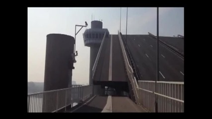 Atv пада от мост