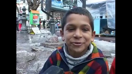 Две Циганчета Поздравяват Репортер