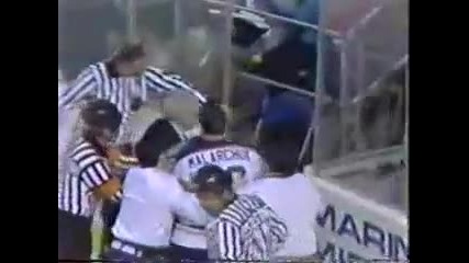 Ужас!..хокеист прерязва гърлото на съперник 