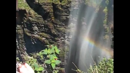 Водопад в Бразилия тече отдолу нагоре