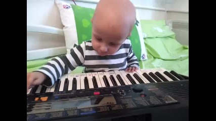 Бебе свири на пияно