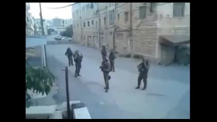 Israeli soldiers - Танцуват на Kesha по време на смяна 