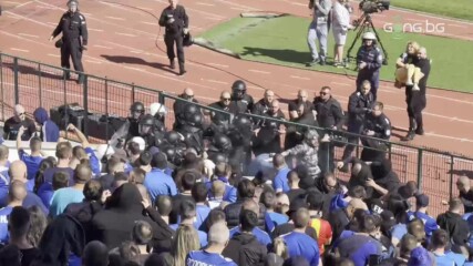 Меле на "Васил Левски"! Фенове на Левски се сбиха с полицията (видео)