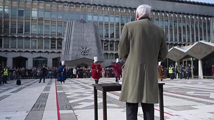 Ентусиасти подхвърляха палачинки в тиган в необичайна надпревара в Лондон (ВИДЕО)