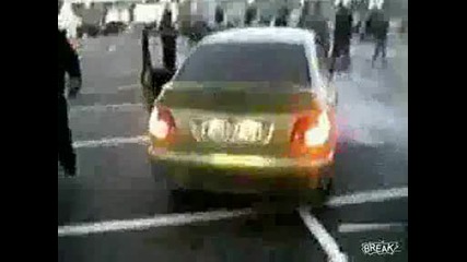 Идиоти Се Блъскат На Празен Паркинг