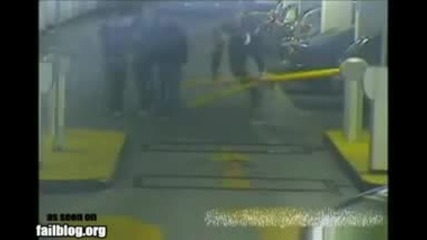 Този си помисли, че може да прескочи бариерата - много смях 