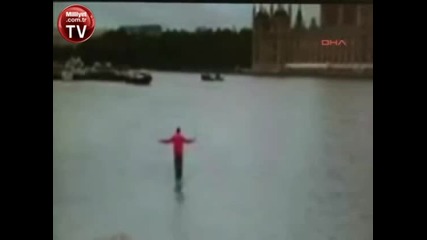 Невероятно! Човек извървя река Темза