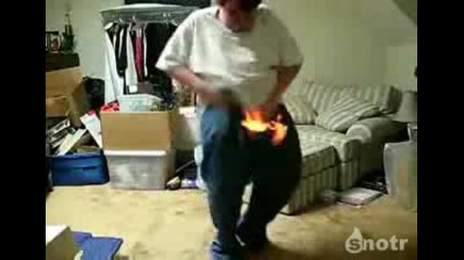 Идиот се запалва пред уебкамера