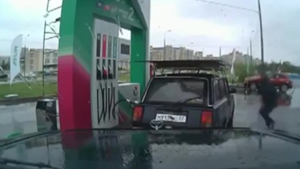 Ето какъв работник купонджия зарежда колите на бензиностанция в Русия !
