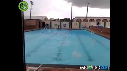 Огромна градушка в басейна