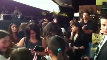 Сел раздава автографи на площадката на Моуп