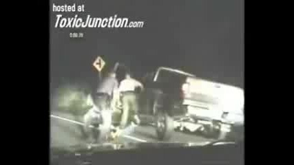 Пиян шофьор оказва съпротива , но е наритан жестоко!