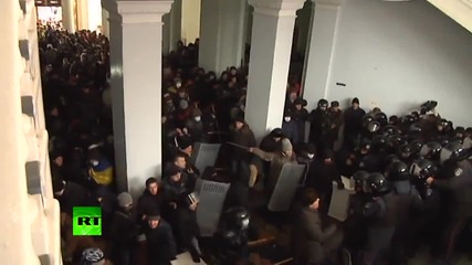 Протестиращи превземат със сила сградата на градския съвет във Виница(украйна)