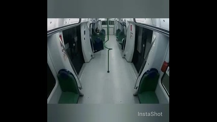 Зомбита в метрото (скрита камера)